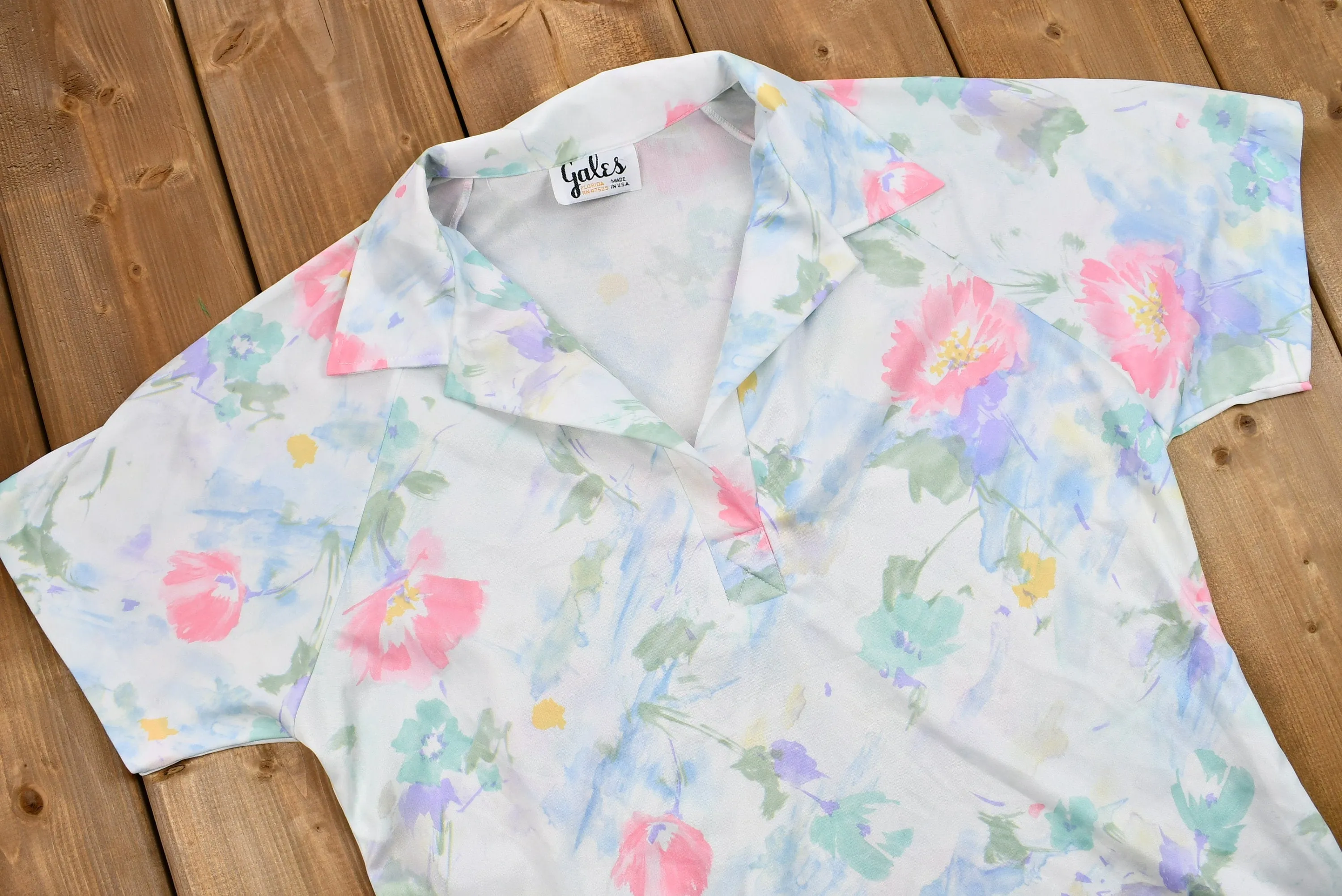 Vintage 1960s Pastel Floral Polyester Short Sleeve Blouse / Retro Fashion / Beachwear / Vintage Womenswear / Made in USA